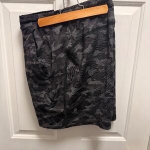 Like New- Lululemon Pace Breaker 7” Shorts - Linerless